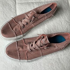 Rose colored blowfish Malibu sneakers sz 10
